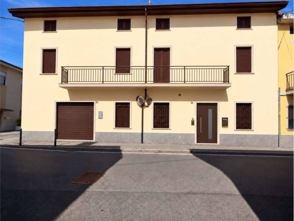 casa indipendente in vendita ad Urago d'Oglio