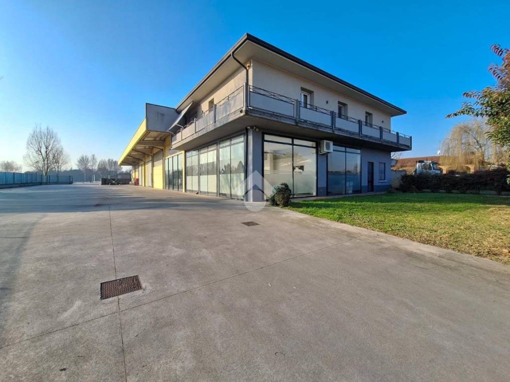 locale commerciale in vendita a Verolanuova