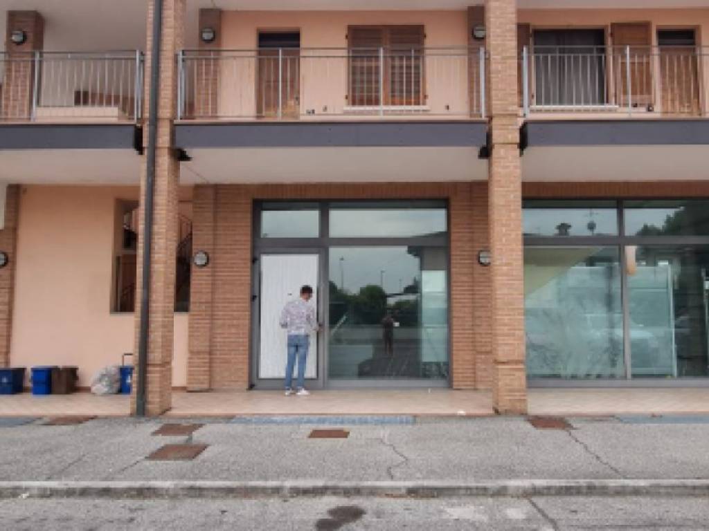 locale commerciale in vendita a Verolanuova