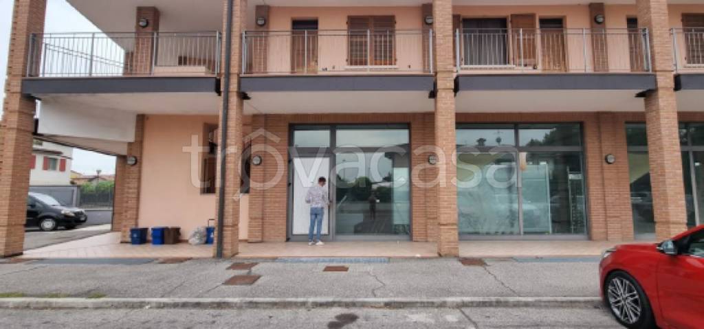 locale commerciale in vendita a Verolanuova