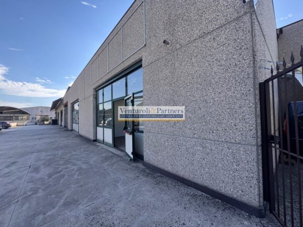 locale commerciale in vendita a Villanuova sul Clisi