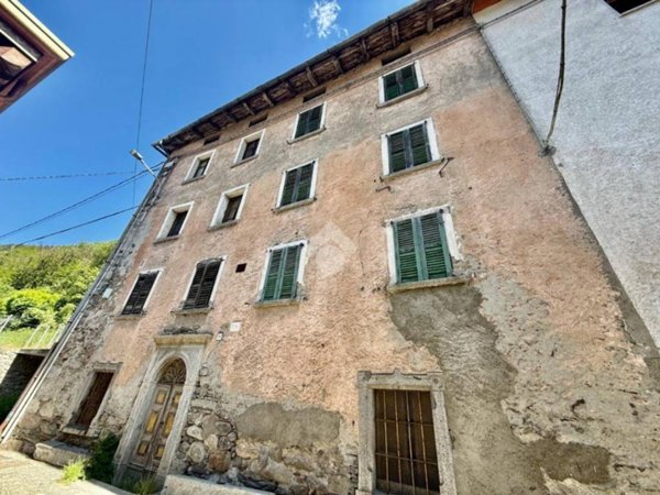 intera palazzina in vendita a Vione in zona Stadolina