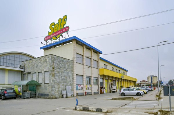 locale commerciale in vendita a Chieri