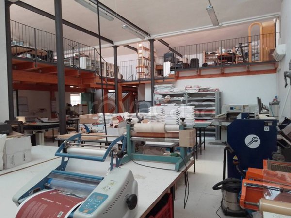 locale commerciale in vendita a Chieri