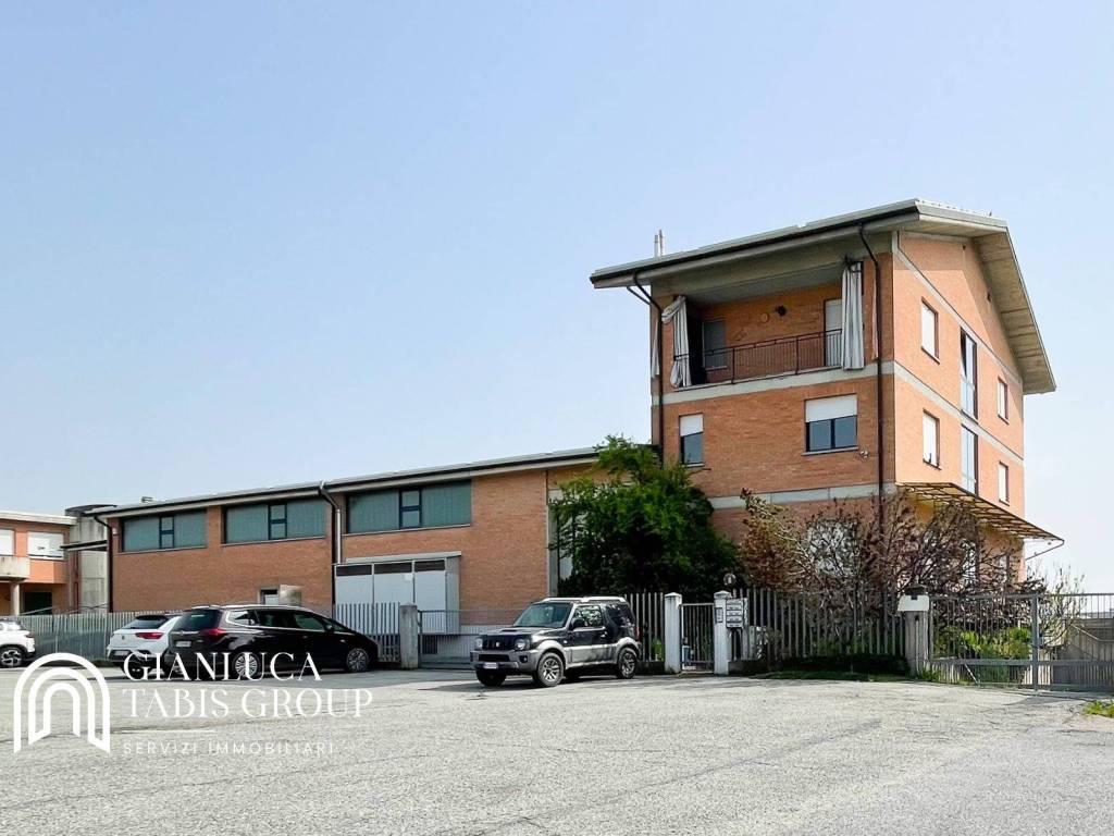 locale commerciale in vendita a Chieri in zona Pessione