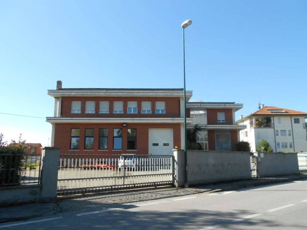 locale commerciale in vendita a Chieri