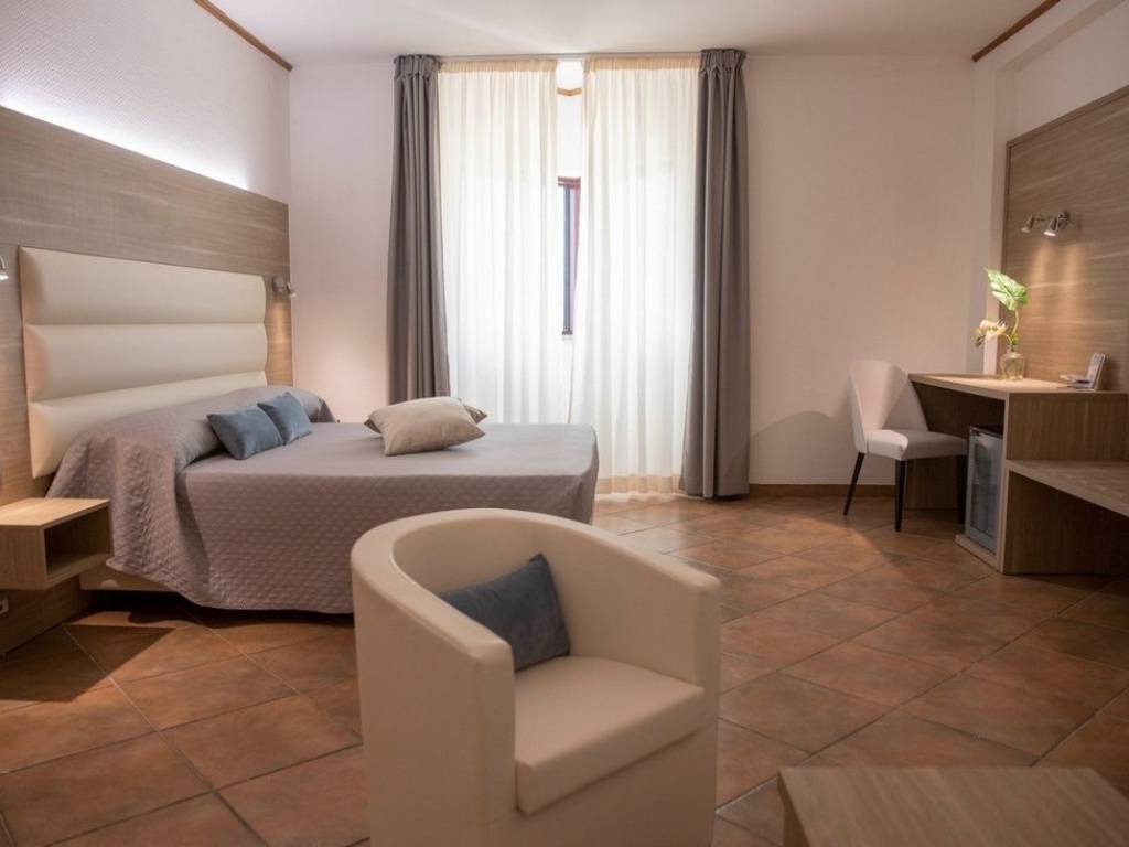 negozio in vendita a Chieri in zona Roaschia