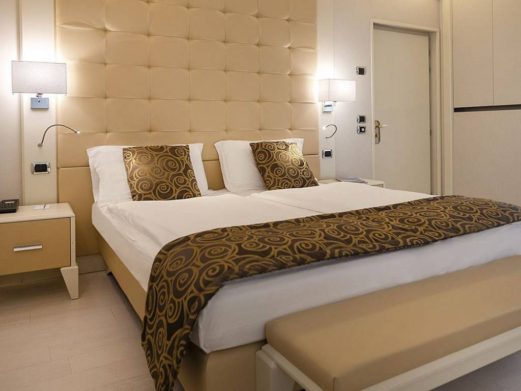 negozio in vendita a Chieri in zona Roaschia