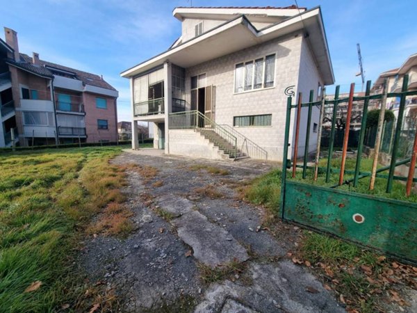 casa indipendente in vendita a Chieri in zona Roaschia