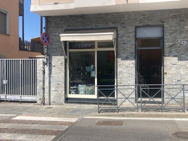 locale commerciale in vendita a Chieri