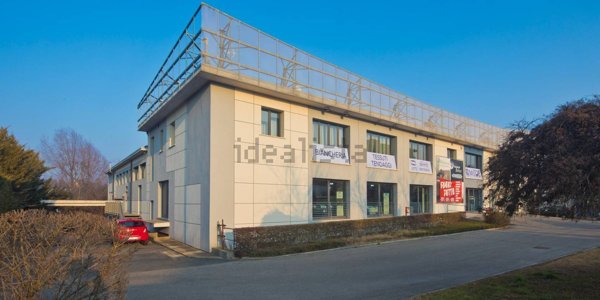 locale commerciale in vendita a Chieri