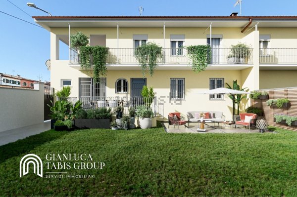 casa indipendente in vendita a Chieri in zona Madonna della Scala