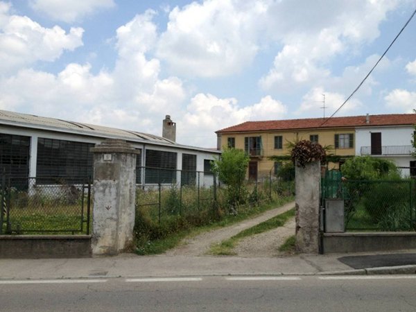 locale commerciale in vendita a Chieri
