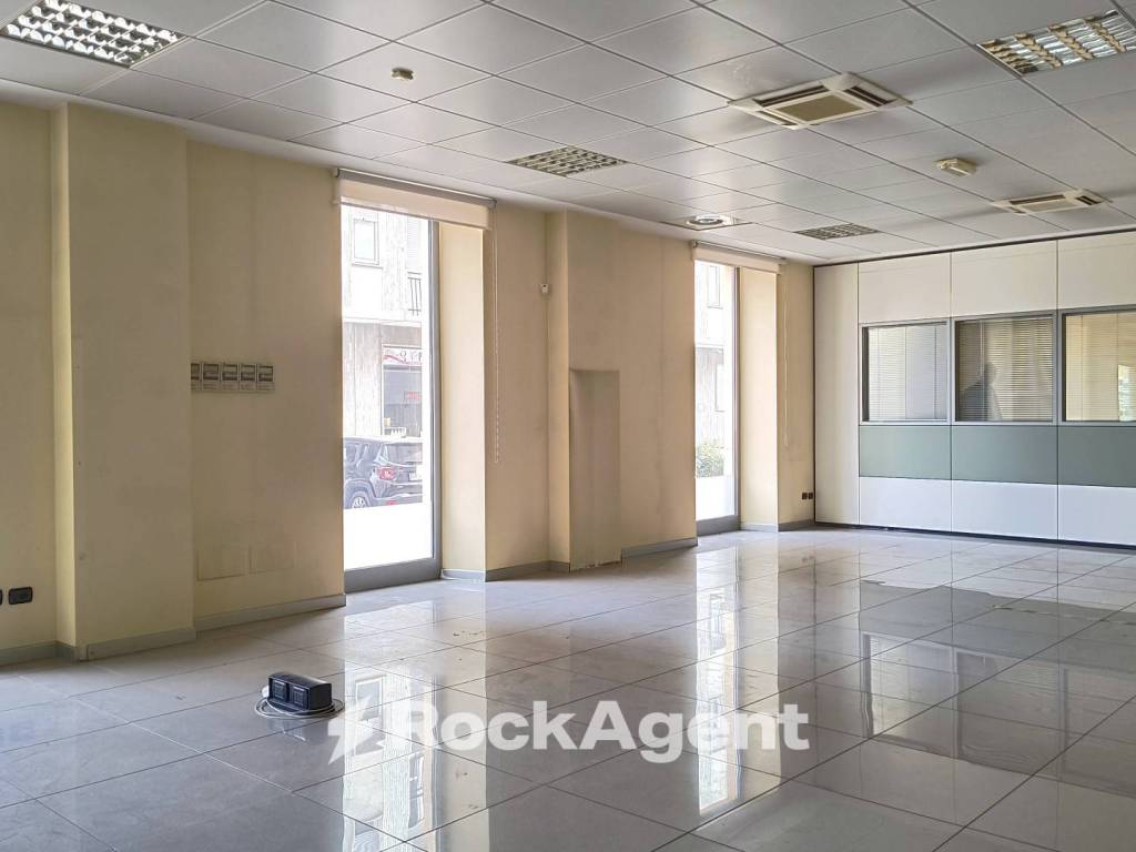 locale commerciale in vendita a Chieri