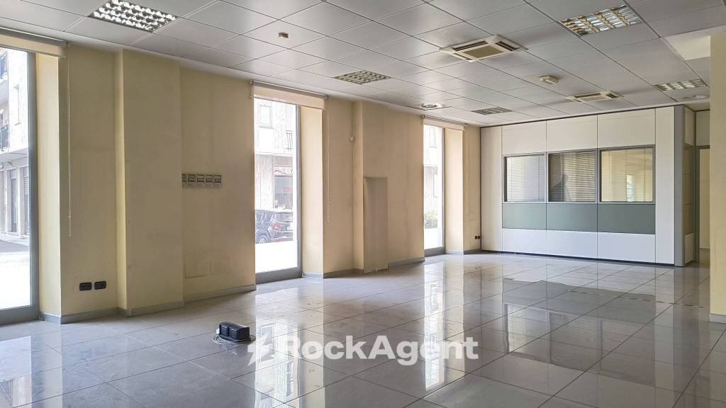 locale commerciale in vendita a Chieri