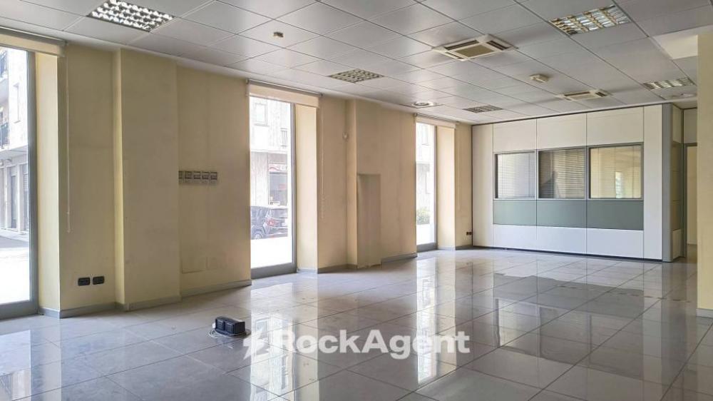 locale commerciale in vendita a Chieri