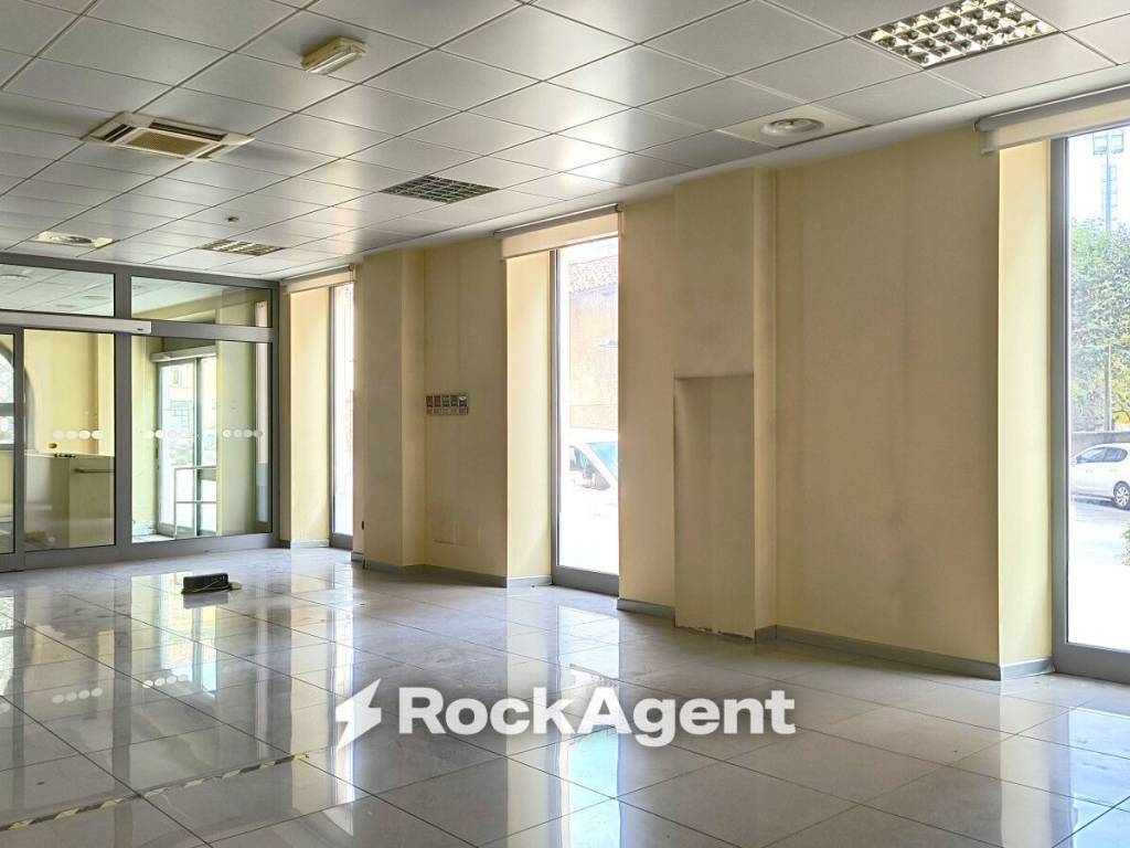 locale commerciale in vendita a Chieri in zona Canarone