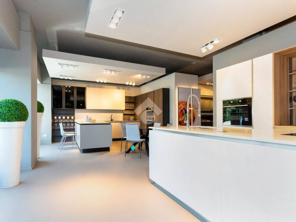 negozio in vendita a Chieri in zona Roaschia