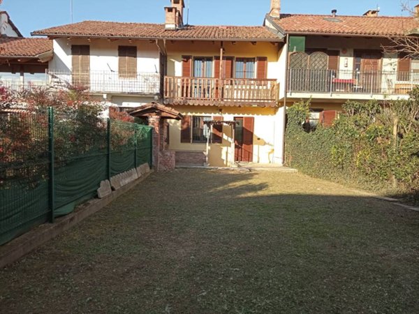 casa indipendente in vendita a Chieri in zona Madonna della Scala