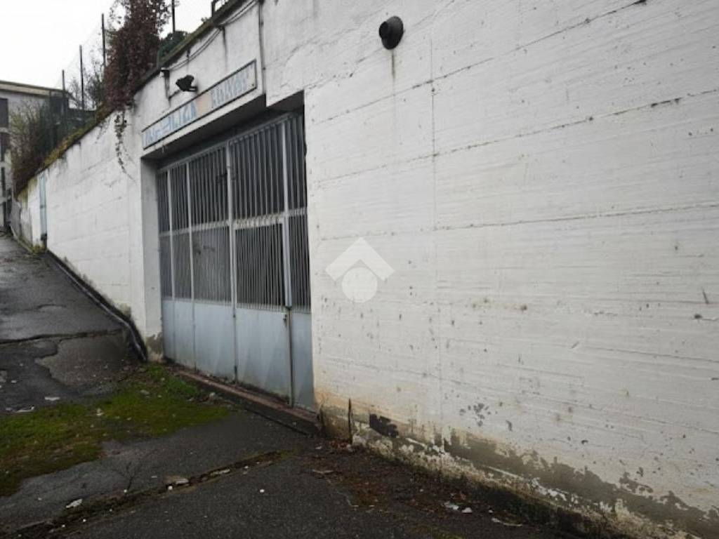 locale commerciale in vendita a Chieri in zona Roaschia