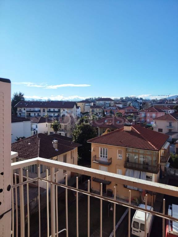 appartamento in vendita a Chieri in zona Roaschia