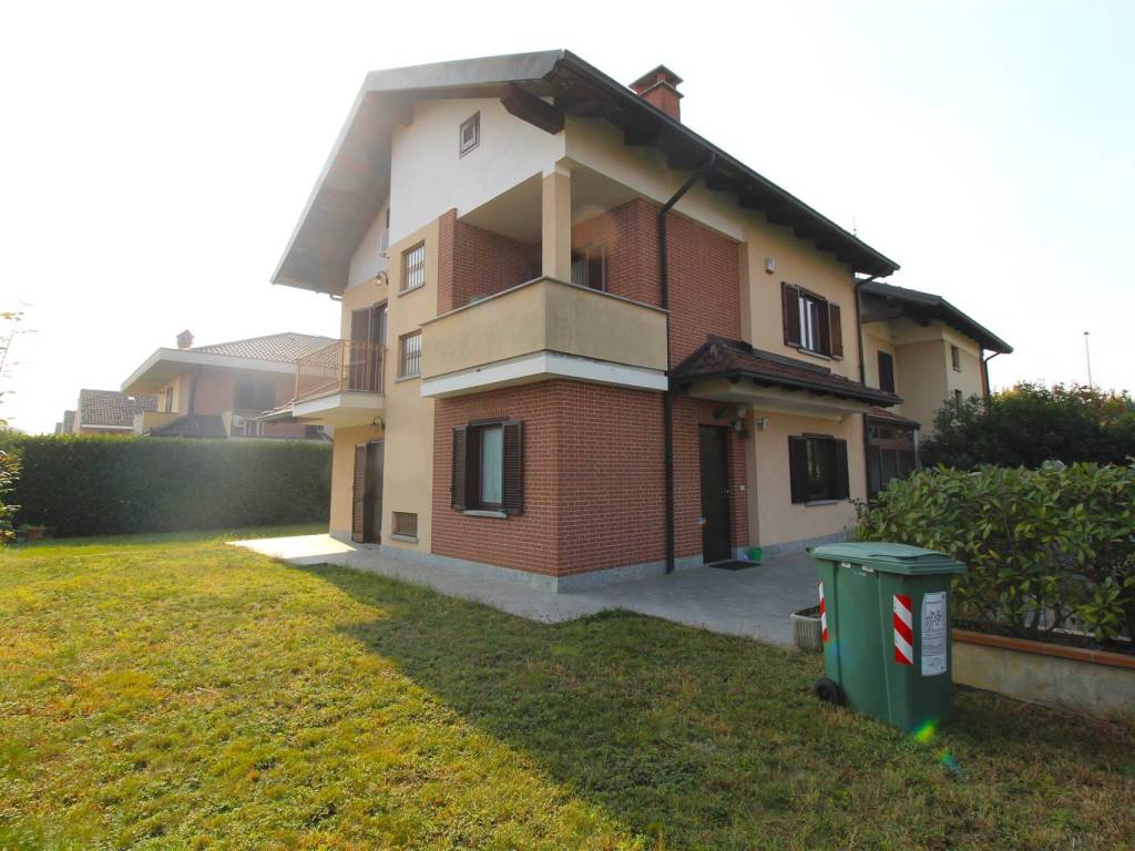 casa indipendente in vendita a Chieri in zona Roaschia