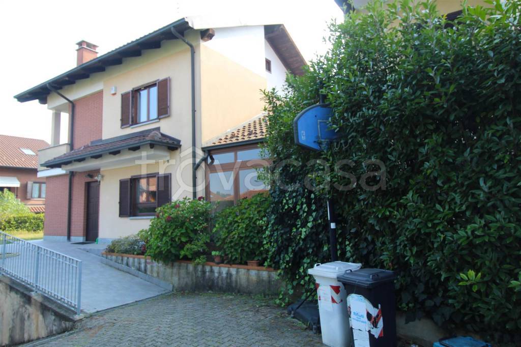 casa indipendente in vendita a Chieri in zona Roaschia