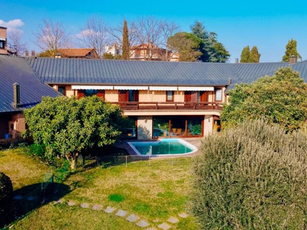 casa indipendente in vendita a Chieri in zona Roaschia