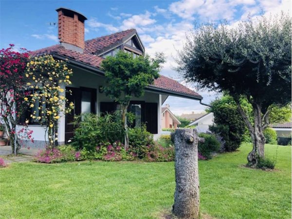 casa indipendente in vendita a Chieri in zona Roaschia