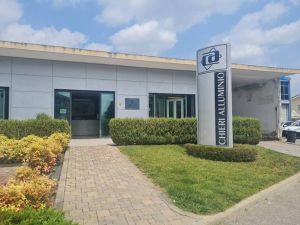 locale commerciale in vendita a Chieri