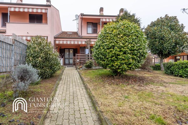 casa indipendente in vendita a Chieri in zona Pessione