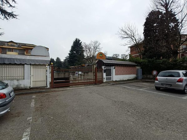 negozio in vendita a Chieri in zona Roaschia