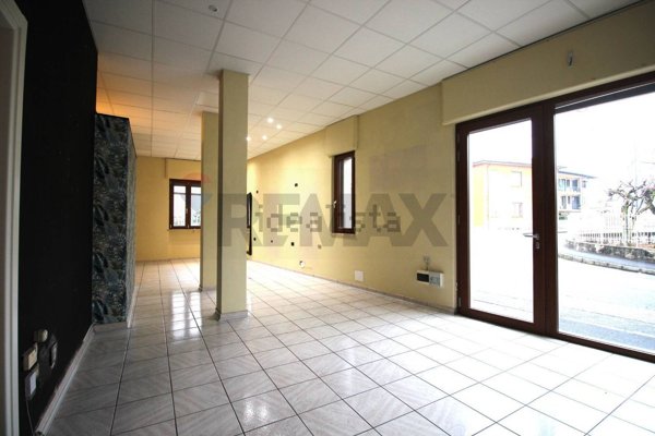 locale commerciale in vendita a Chieri