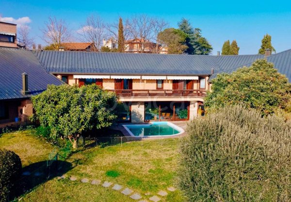 casa indipendente in vendita a Chieri in zona Roaschia