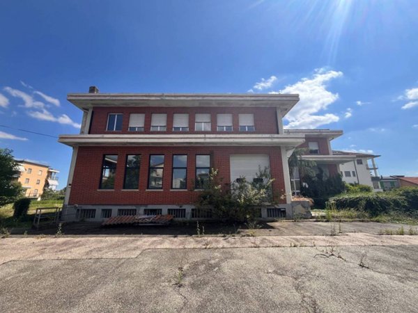 locale commerciale in vendita a Chieri