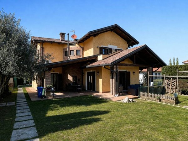 casa indipendente in vendita a Chieri in zona Roaschia