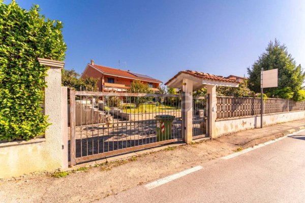 casa indipendente in vendita a Chieri in zona Pessione