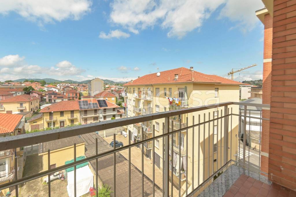 appartamento in vendita a Chieri in zona Roaschia