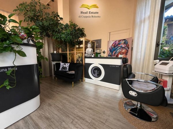 negozio in vendita a Chieri in zona Canarone