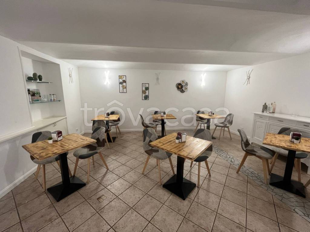 negozio in vendita a Chieri in zona Canarone