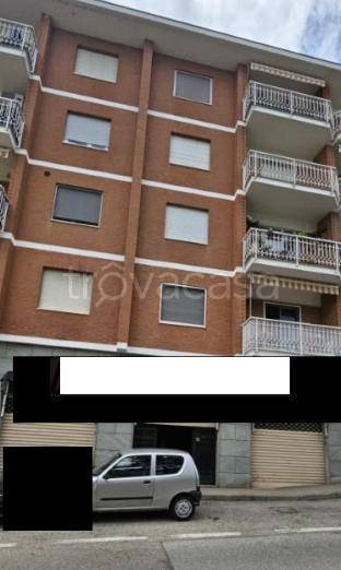 negozio in vendita a Chieri in zona Canarone