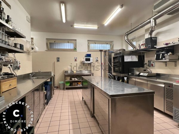 locale commerciale in vendita a Chieri in zona Canarone