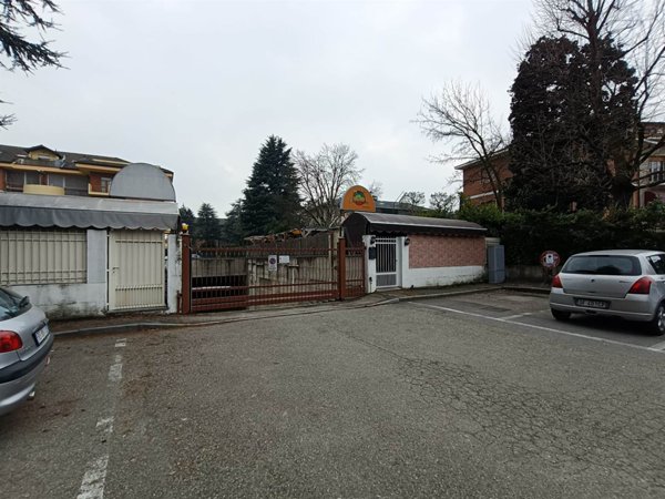 negozio in vendita a Chieri in zona Canarone