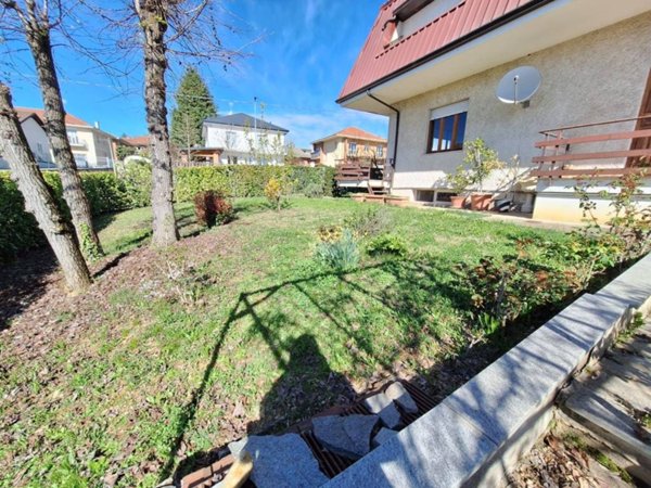 casa indipendente in vendita a Chieri in zona Roaschia