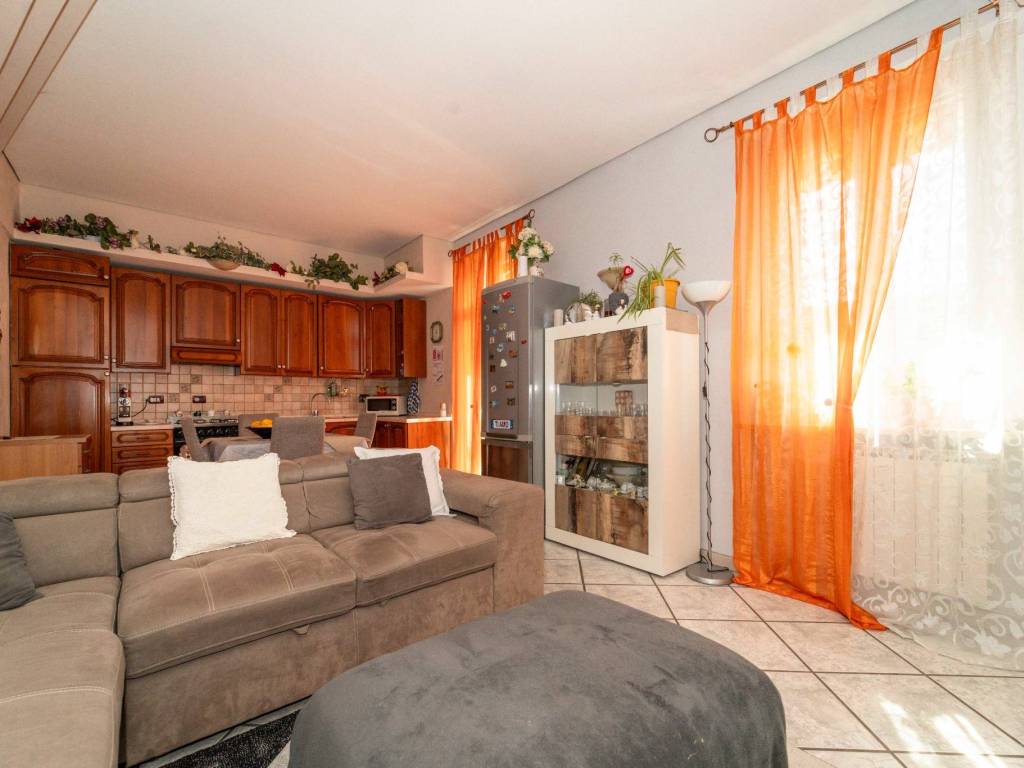 appartamento in vendita a Chieri in zona Canarone