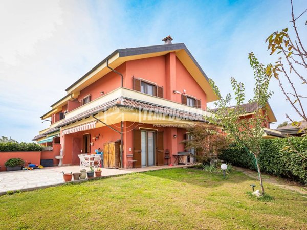 casa indipendente in vendita a Chieri in zona Pessione