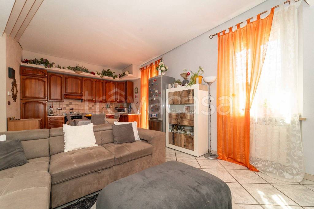 appartamento in vendita a Chieri in zona Canarone