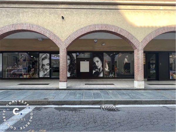 locale commerciale in vendita a Chieri in zona Canarone