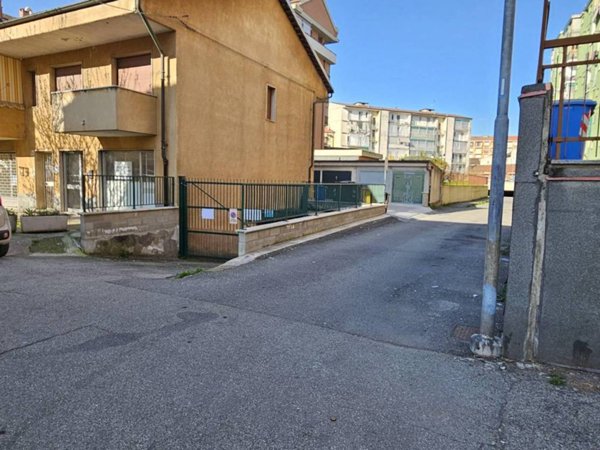 locale commerciale in vendita a Chivasso