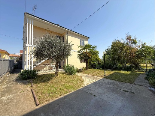 casa indipendente in vendita a Chivasso in zona Castelrosso